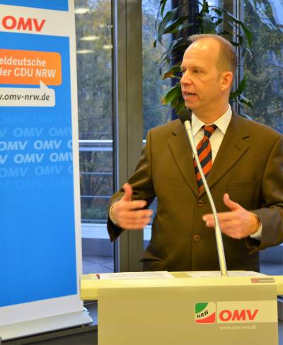 In seiner mehrfach von Applaus unterbrochenen kmpferischen Rede mahnt der OMV-Vorsitzende u.a. die Umsetzung der OMV Ziele im Koalitionsvertrag der NRW Koalition an.