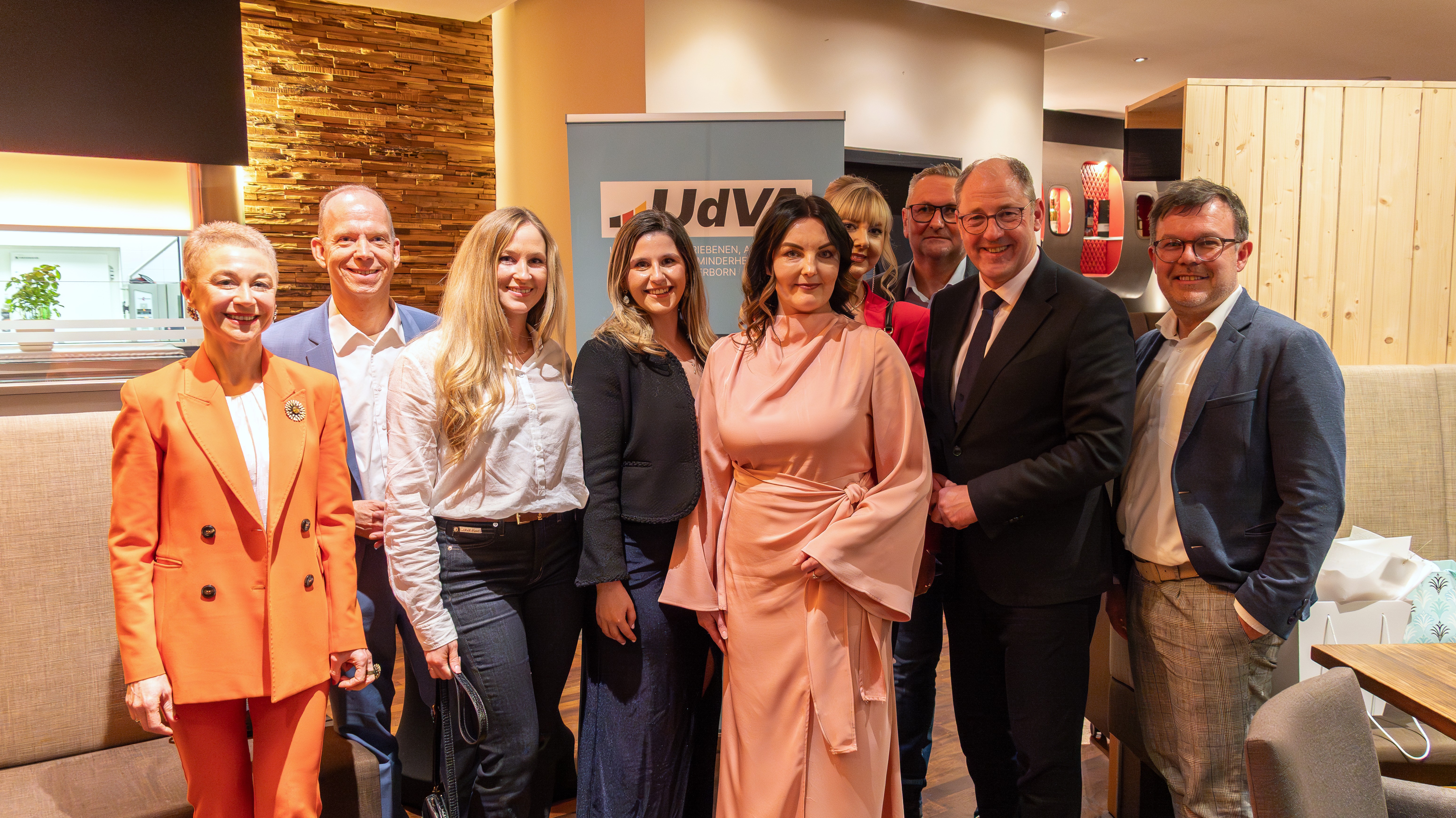 Zu Gast beim Neujahrsempfang der UdVA Paderborn (von links): UdVA-Bundesvize Albina Nazarenus-Vetter, UdVA-Landesvorsitzender Heiko Hendriks sowie die Journalistin Yulia Antonjan mit den UdVA-Kreisvorstandsmitgliedern Alina Zabel, Veronika Brauer, Angelik